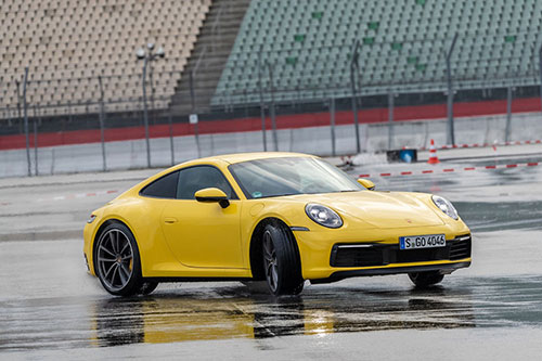 ปอร์เช่ 911 ใหม่ กับศักยภาพความปลอดภัยด้วย: Porsche Wet Mode เสถียรภาพการขับขี่อันยอดเยี่ยม แม้บนเส้นทางเปียกลื่น