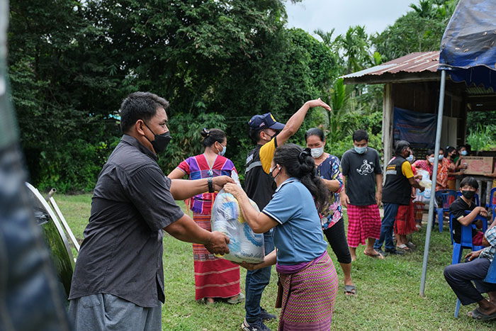 มูลนิธิมังกรฟ้า มอบสิ่งของในการช่วยเหลือหมู่บ้านป่าผาก สุพรรณบุรี กรณีภัยพิบัติจากพายุหนัก