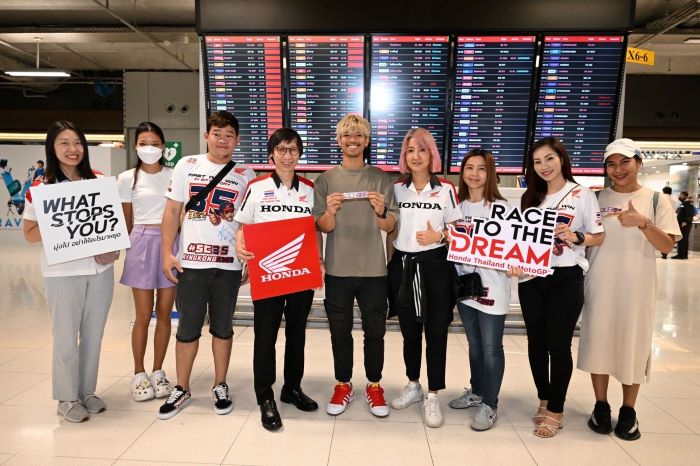 แฟนต้อนรับ “ก้อง สมเกียรติ” กลับบ้านอย่างอบอุ่น พร้อมลุยโฮมเรซ