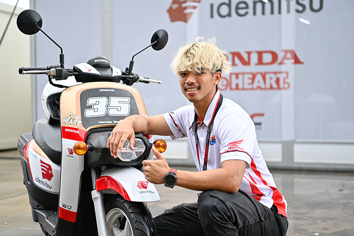 “ก้อง-สมเกียรติ” ลงบิดสกูตเตอร์ไฟฟ้า Honda BENLY e: ลายพิเศษ #SC35 โชว์สมรรถนะในสนามโมโตจีพี กระตุ้นเทรนด์อีวีไบค์ สนใจทดลองขับขี่ได้ฟรี!