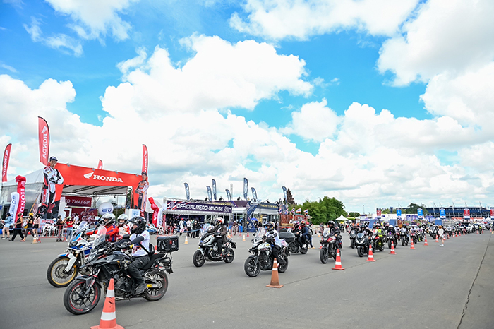 ทัพนักบิดฮอนด้า นำขบวน Honda Road Trip to Thai GP ร่วมบันทึกประวัติศาสตร์อย่างยิ่งใหญ่! เชียร์ “ก้อง” สมเกียรติ จันทรา คว้าชัย ในสนามโฮมเรซ