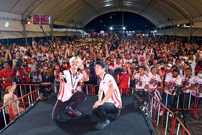 "ก้อง” สมเกียรติ จันทรา นักบิดอันดับหนึ่งของไทย ผู้สร้างประวัติศาสตร์ในรายการระดับเวิลด์จีพี แฟนๆ มอเตอร์สปอร์ตทั่วประเทศ ต่างร่วมส่งกำลังใจล้นหลาม ให้ก้าวข้าม เพื่อคว้าชัยสนามต่อไป