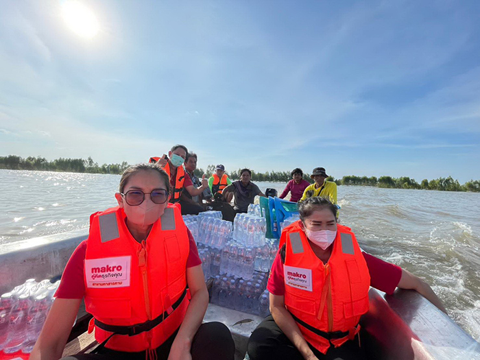 แม็คโคร ร่วมแรงร่วมใจ ช่วยเหลือผู้ประสบภัยน้ำท่วม  ผนึกภาครัฐ – หน่วยงานบรรเทาสาธารณภัย ลงพื้นที่มอบสิ่งของจำเป็นต่อเนื่อง