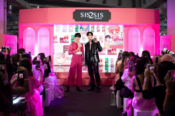 “Sis2Sis” เปิดตัวพรีเซนเตอร์ “ซี-นุนิว” คู่จิ้นสุดฮอตแห่งปี ขวัญใจวัยรุ่น พร้อมกิจกรรมที่ได้ใกล้ชิดสุด Exclusive และสิทธิพิเศษเพียบ!