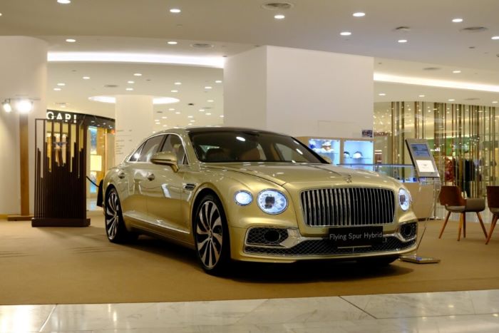 เบนท์ลีย์ แบงค็อก เดินหน้าลุยโรดโชว์สต๊อกใหม่ BENTLEY AZURE กลางห้างหรู พร้อมเปิดดีลออกแบบได้ ‘Bespoke Your Extraordinary Offers’ ส่งท้ายปี