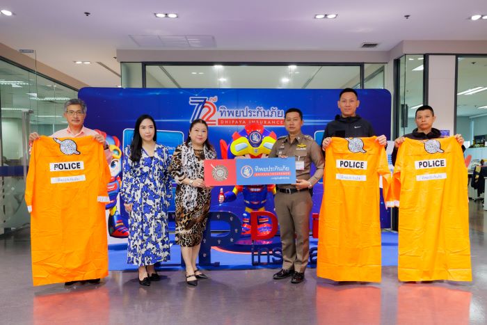 ทิพยประกันภัย มอบเสื้อกันฝนให้กับเจ้าหน้าที่ตำรวจ สน.บางเขน เพื่อใช้ปฏิบัติงานในช่วงหน้าฝน