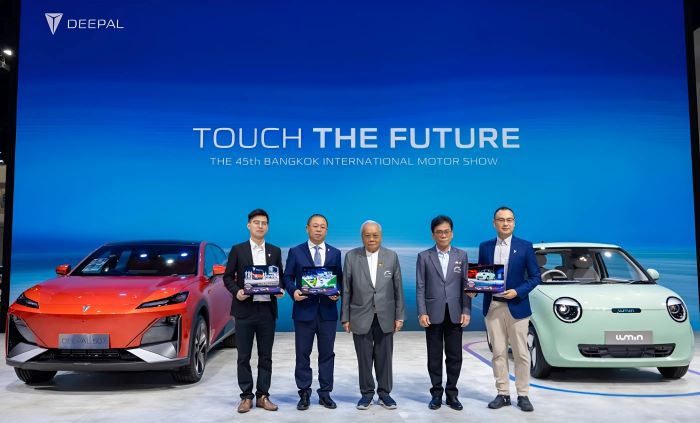 CHANGAN ผู้ผลิตรถยนต์ชั้นนำจากประเทศจีน สร้างความฮือฮาในงานบางกอก อินเตอร์เนชั่นแนล มอเตอร์โชว์ 2024 ด้วย 3 รางวัลรวด กับ LUMIN EV City car เปิดตัวครั้งแรกในงาน รับรางวัล The Best City Car EV พร้อมรางวัล Exhibit Design Award และรางวัล The Most Gorgeous Costume Design Award