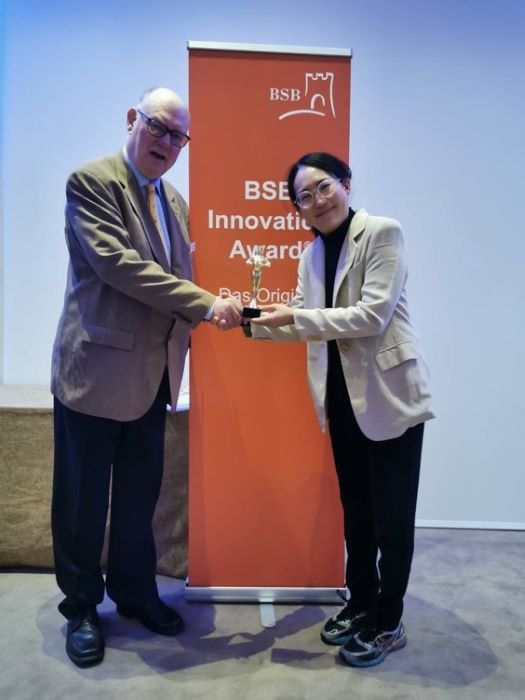 ภญ.พุทธิมน ศรีบนฟ้า CEO แนบโซลูท ขึ้นรับรางวัล BSB Innovation Award 2024