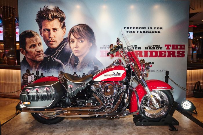 HARLEY-DAVIDSON® อวดโฉมรถมอเตอร์ไซค์ HYDRA-GLIDE REVIVAL ปี 2024  ในงานฉายภาพยนตร์ “The Bikeriders - เดอะ ไบค์ไรเดอร์ส” รอบปฐมทัศน์ในประเทศไทย