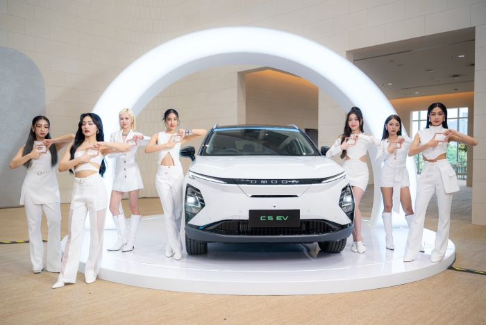 ฮอตไม่หยุด! '4EVE' ขึ้นแท่นแบรนด์พรีเซ็นเตอร์รถยนต์ครั้งแรก กับ “OMODA C5 EV” รถไฟฟ้าสุดล้ำ ตอบโจทย์ไลฟ์สไตล์คนเจนใหม่