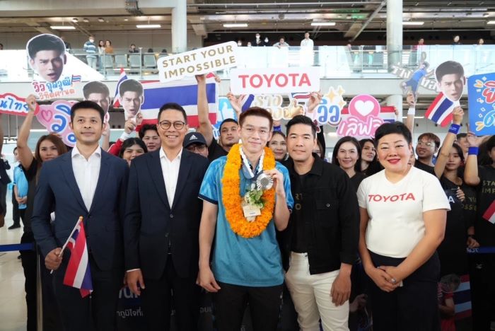 โตโยต้า ร่วมแสดงความยินดี ต้อนรับ "วิว กุลวุฒิ" นักกีฬา Global Team Toyota Athlete ทัพนักกีฬาแบดมินตันทีมชาติไทย และโค้ช กลับสู่ประเทศไทยด้วยบรรยากาศที่อบอุ่น