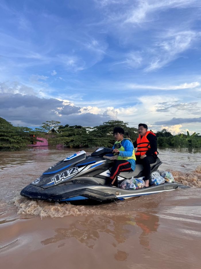 อรพรรณนำทีมถึงสุโขทัย เร่งช่วยเหลือพี่น้องชาวศรีสำโรง อ.สวรรคโลกถูกตัดขาด กษิดิศ x กัน จอมพลังนำทีมเข้าช่วยเหลือ