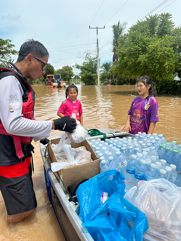 อรพรรณ ตั้งครัวกลาง แจกข้าวกล่อง 3,000 ต่อวัน  ร้องขอเรือเจ็ตสกีเพิ่มด่วน!