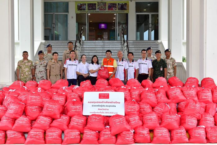 กองทุนฮอนด้าเคียงข้างไทย ภายใต้มูลนิธิฮอนด้าประเทศไทย  ผนึกกำลังผู้แทนจำหน่ายรถยนต์และรถจักรยานยนต์ ส่งมอบถุงยังชีพช่วยเหลือผู้ประสบอุทกภัยในพื้นที่ภาคเหนือและภาคใต้ รวมมูลค่าความช่วยเหลือกว่า 4.3 ล้านบาท พร้อมมอบสิทธิ์สำหรับรถที่ประสบอุทกภัย อาทิ ส่วนลดค่าอะไหล่ 30% หรือ ตรวจเช็กสภาพรถฟรี*