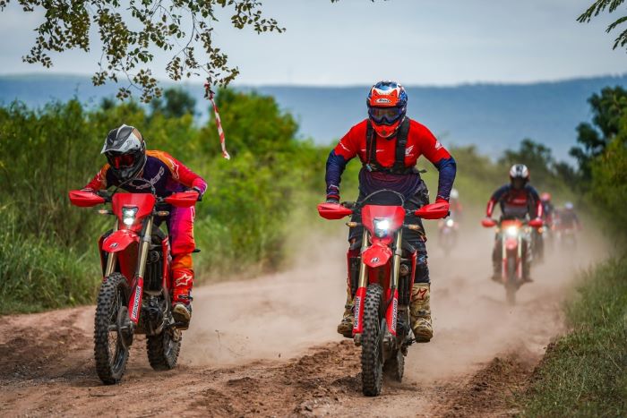 ฮอนด้า จัดเต็มความเร้าใจในกิจกรรม ‘Honda DIRT Xperience 2024’ พาไบค์เกอร์ฝึกทักษะ พร้อมลุยเส้นทางสุดท้าทายที่รุ่งเรืองแคมป์ จ.นครราชสีมา