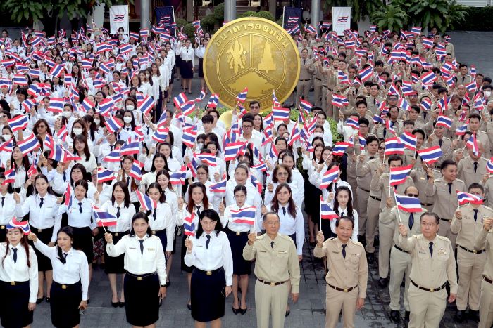 ออมสิน น้อมรำลึกเนื่องในวันพระราชทานธงชาติไทย