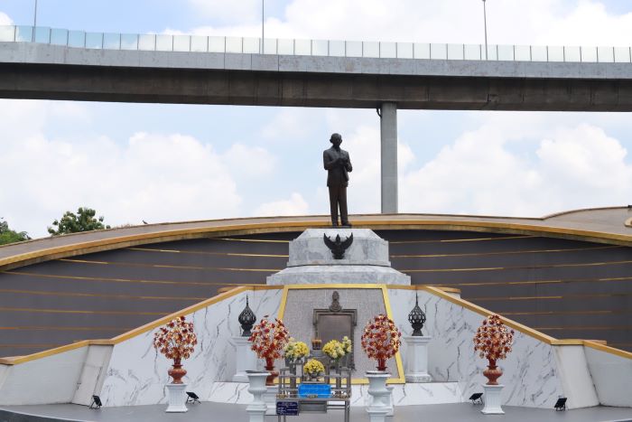 กรมทางหลวงชนบท ร่วมน้อมสำนึกในพระมหากรุณาธิคุณ เนื่องในโอกาสวันคล้ายวันสวรรคต พระบาทสมเด็จพระบรมชนกาธิเบศร มหาภูมิพลอดุลยเดชมหาราช บรมนาถบพิตร “วันนวมินทรมหาราช” 13 ตุลาคม 2567 ขอเชิญประชาชนร่วมถวายสักการะพระบรมรูปทรงงาน ชมความงามของไฟสะพานข้ามแม่น้ำเจ้าพระยา บนสะพานภูมิพล 1, 2 และสะพานมหาเจษฎาบดินทรานุสรณ์