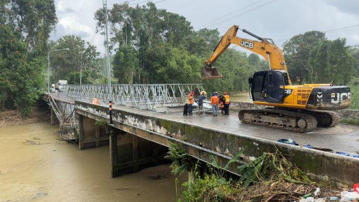 กรมทางหลวงชนบท ระดมกำลังเจ้าหน้าที่ติดตั้งสะพานเบลีย์บนถนนสาย ยล.4044 (อ่างเก็บน้ำยะรม) จ.ยะลา แล้วเสร็จ!! เปิดให้ประชาชนสัญจรผ่านได้ชั่วคราวแล้ว หลังฝนตกหนัก น้ำกัดเซาะคอสะพานขาด